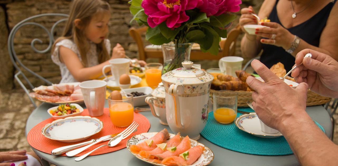 Le Prieure Hotel Noyers-sur-Serein Eksteriør billede